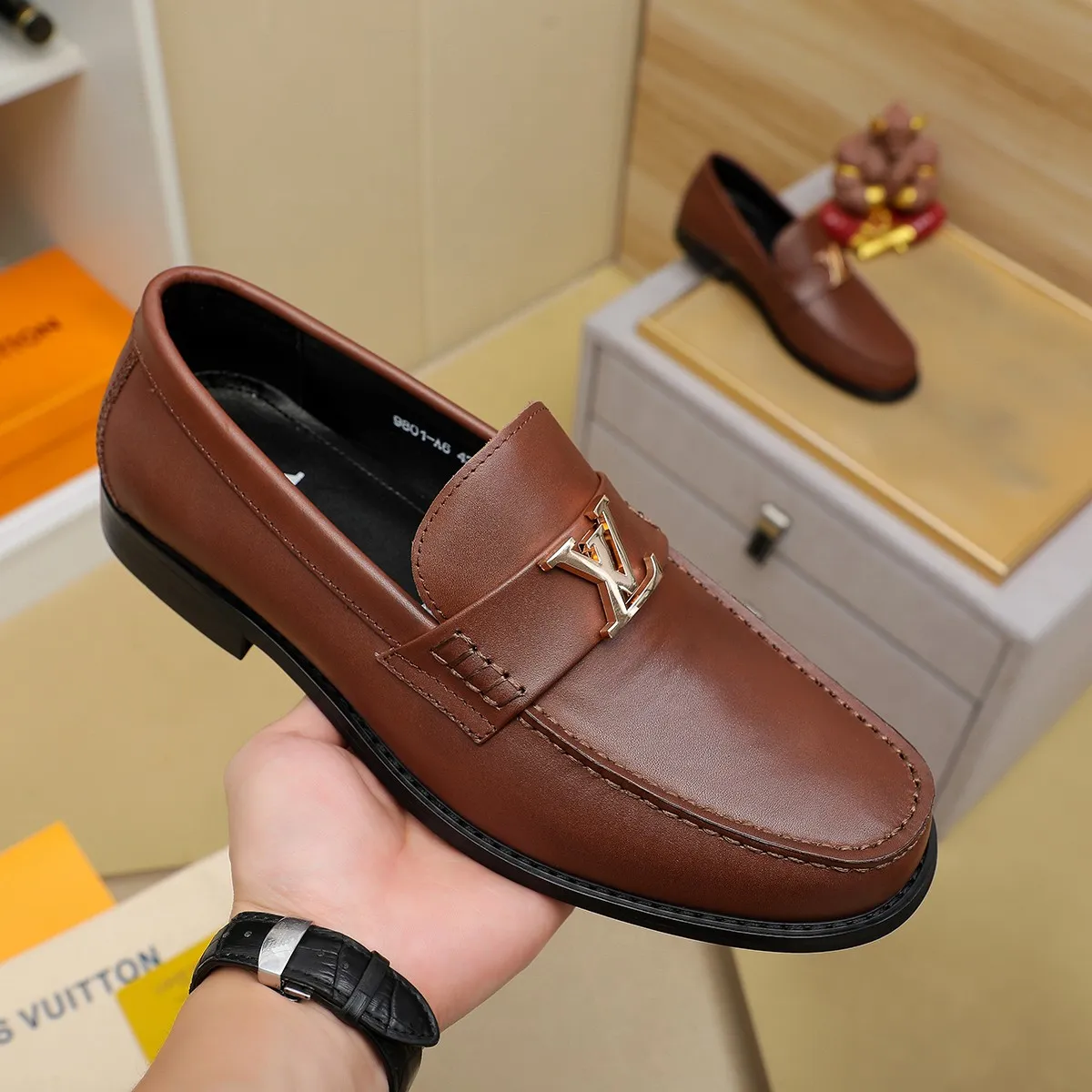 Men's shoes 460 💰 Louis Vuitton LV ® 🆕 model 🔛 full shoe counter, first layer cowhide, 🐂leather lining casual shoes for men, super soft outsole, a must-have for driving. Synchronized with the counter, original first layer cowhide, completely 1:1 mold customization 🌹 top version, color optional! Number: 38-44 (45.46 customized)